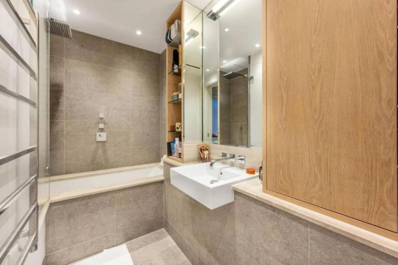 Posh 3 Bedroom Flat With Terrace And Indoor Fireplace In Mayfair, Near Hyde Park Londra Dış mekan fotoğraf