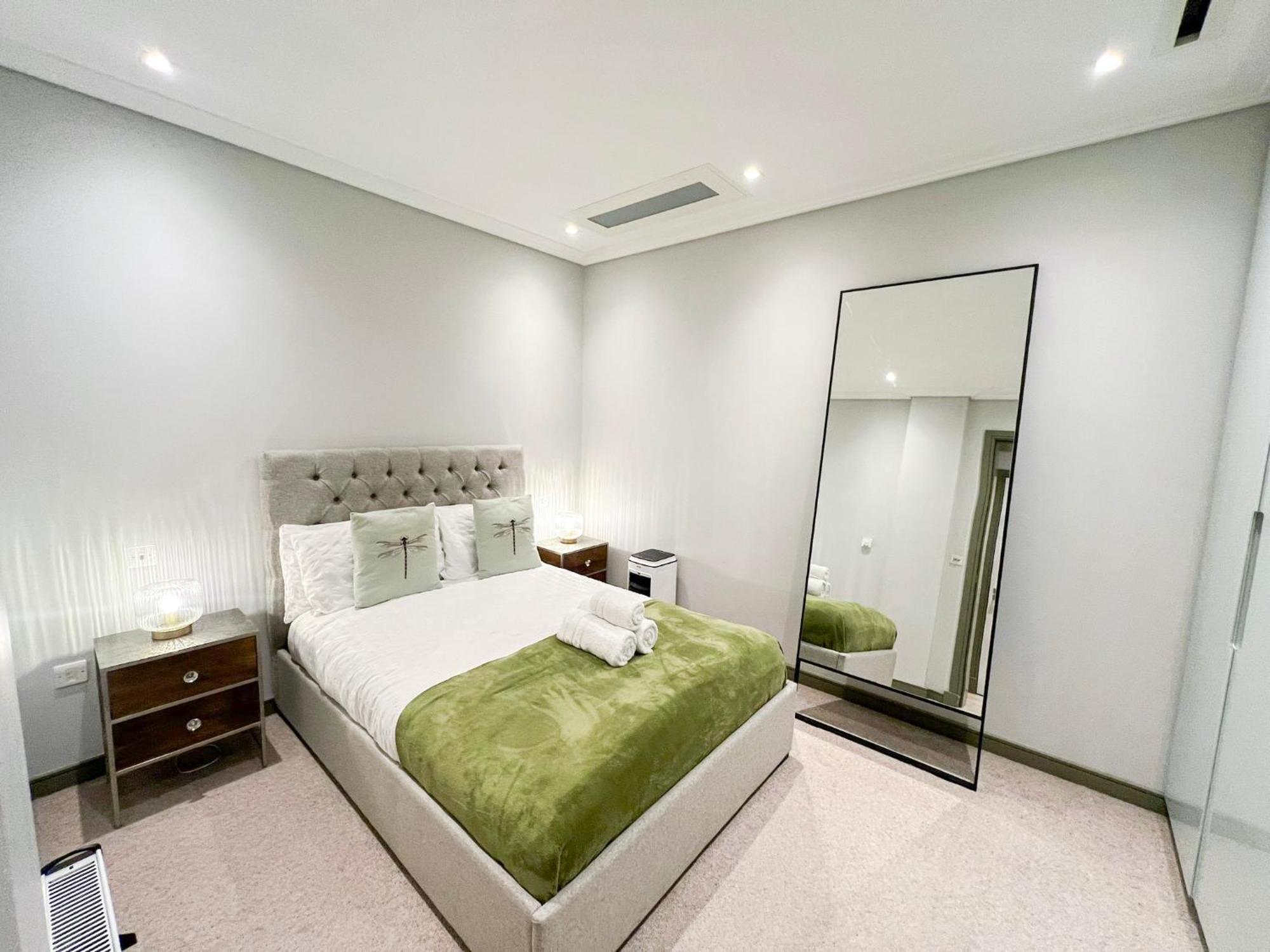 Posh 3 Bedroom Flat With Terrace And Indoor Fireplace In Mayfair, Near Hyde Park Londra Dış mekan fotoğraf