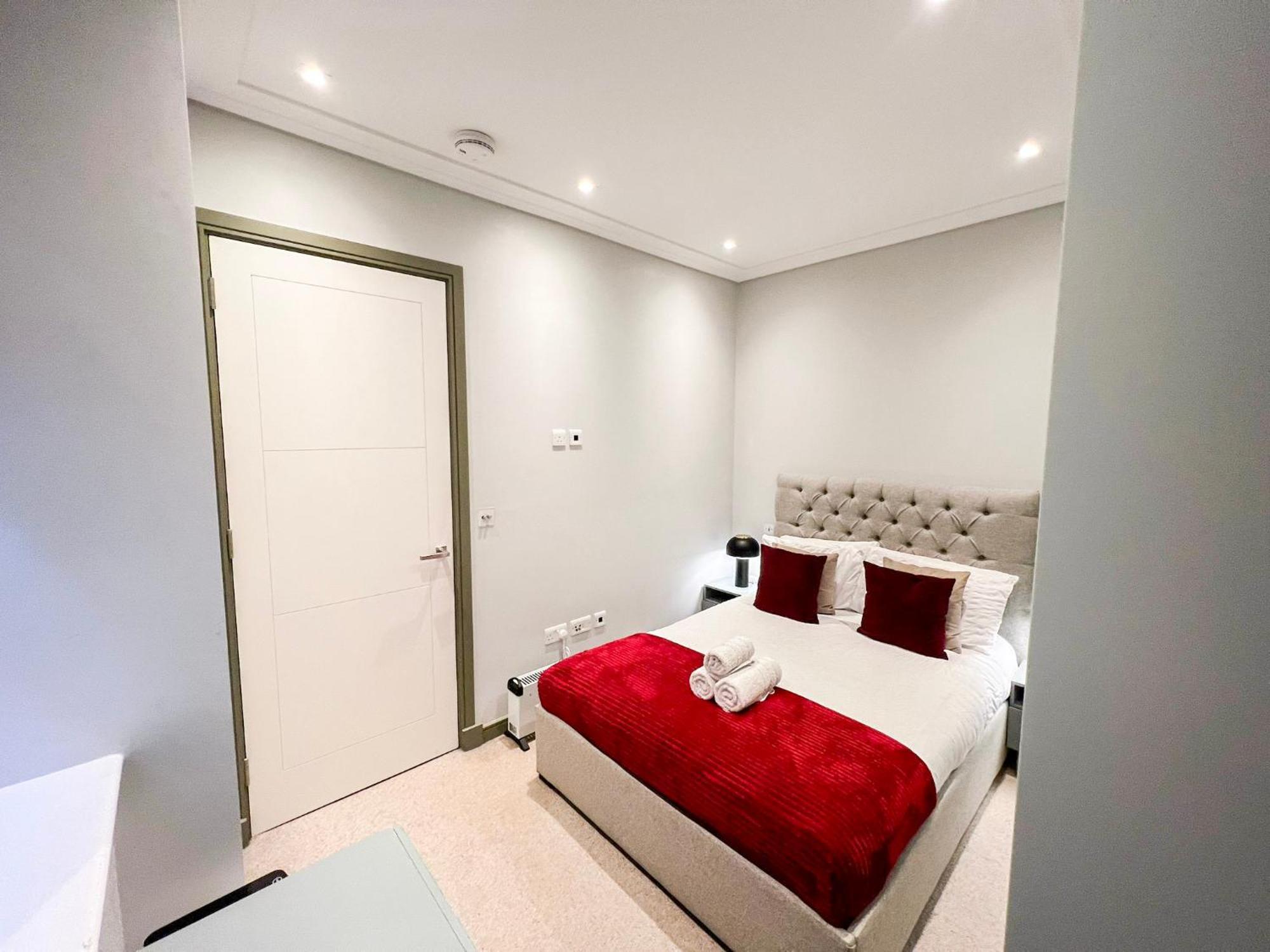 Posh 3 Bedroom Flat With Terrace And Indoor Fireplace In Mayfair, Near Hyde Park Londra Dış mekan fotoğraf