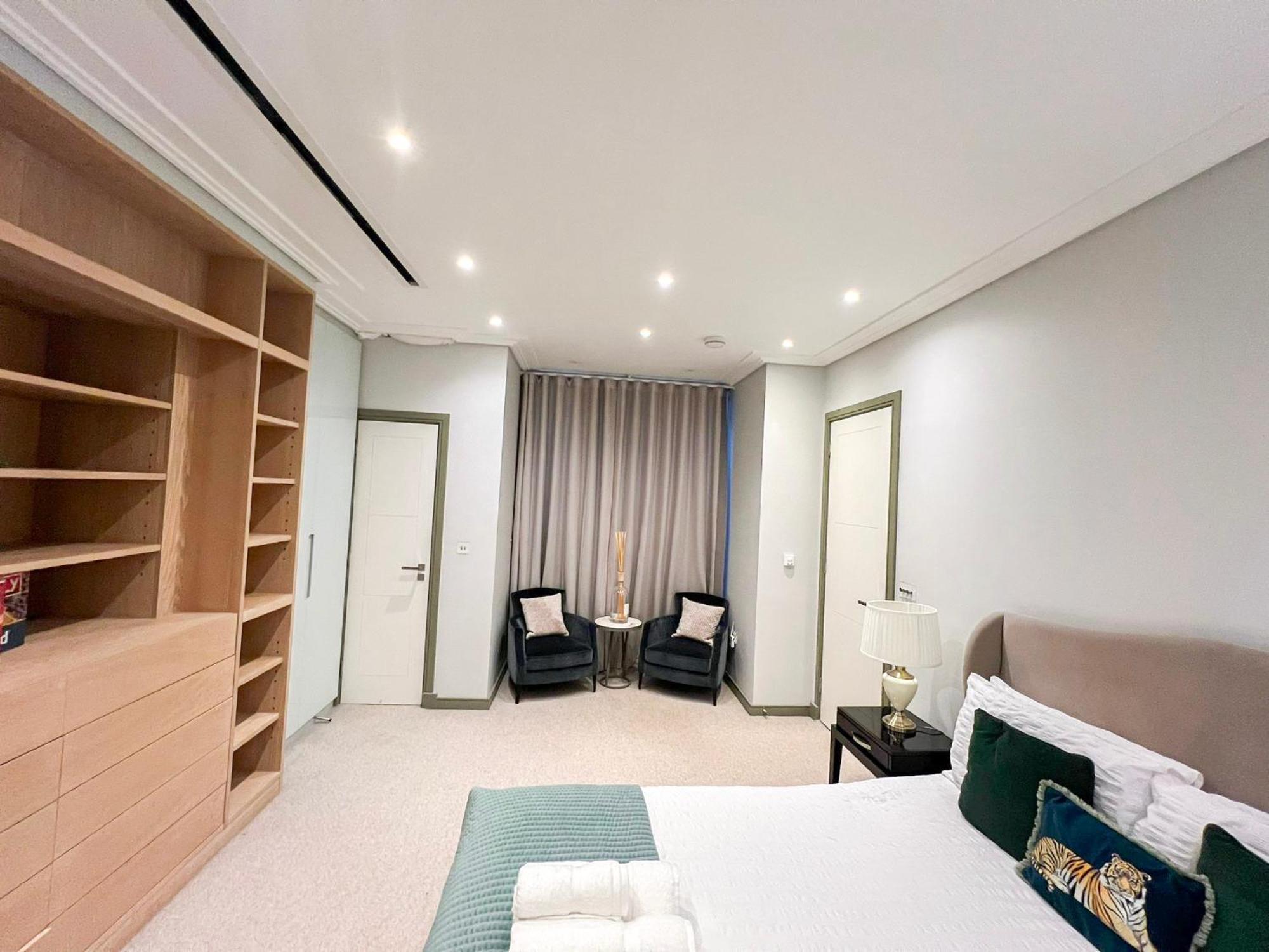 Posh 3 Bedroom Flat With Terrace And Indoor Fireplace In Mayfair, Near Hyde Park Londra Dış mekan fotoğraf