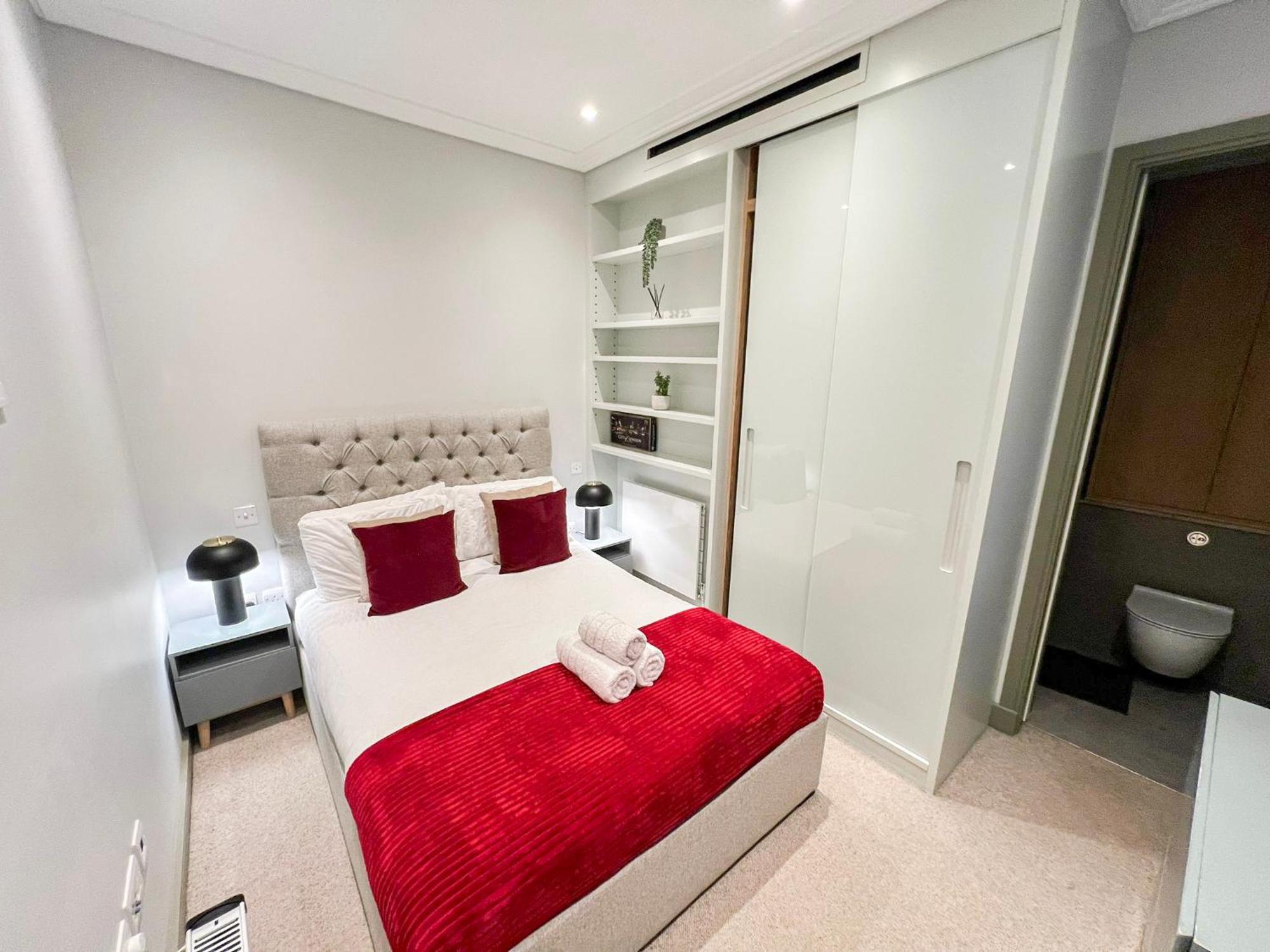Posh 3 Bedroom Flat With Terrace And Indoor Fireplace In Mayfair, Near Hyde Park Londra Dış mekan fotoğraf