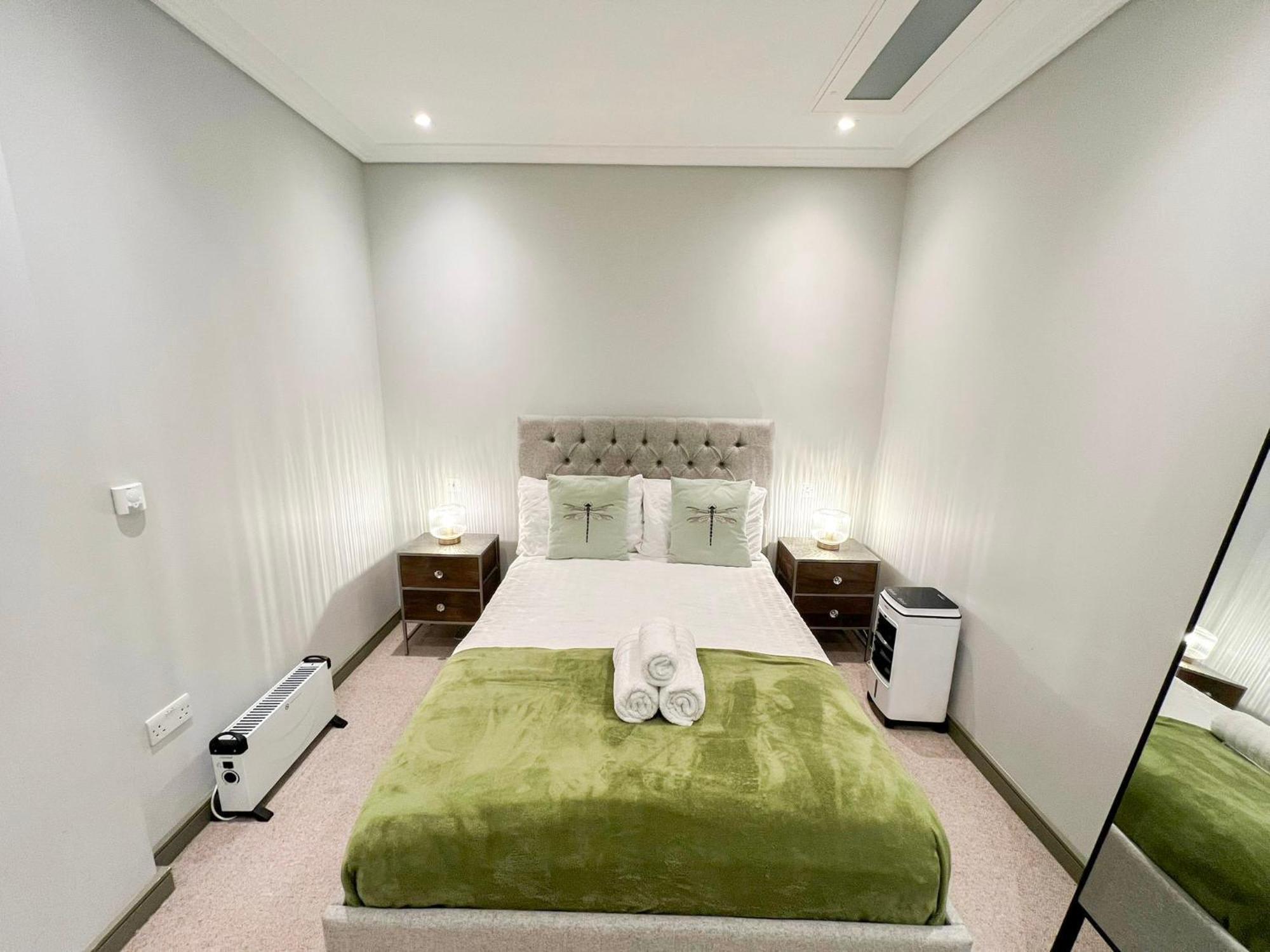 Posh 3 Bedroom Flat With Terrace And Indoor Fireplace In Mayfair, Near Hyde Park Londra Dış mekan fotoğraf