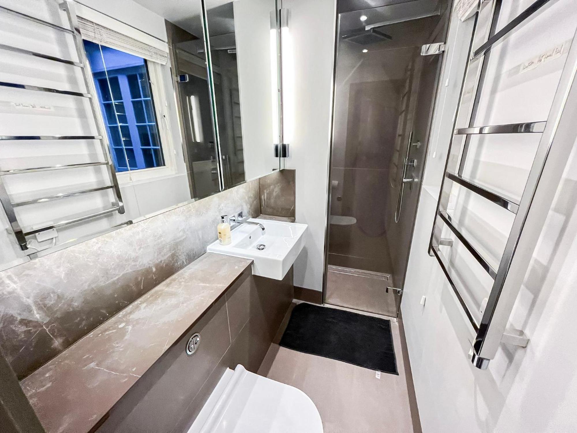 Posh 3 Bedroom Flat With Terrace And Indoor Fireplace In Mayfair, Near Hyde Park Londra Dış mekan fotoğraf