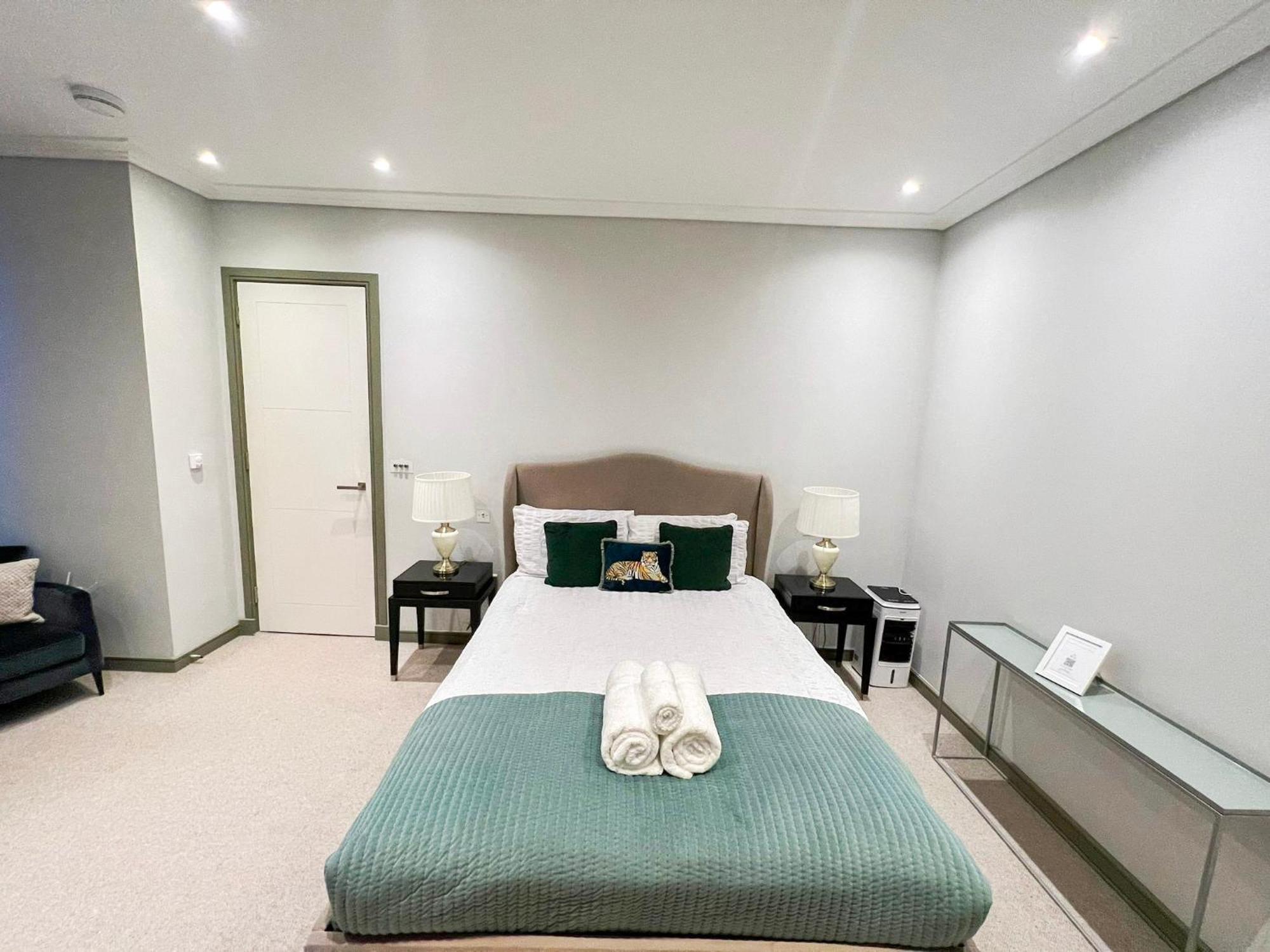 Posh 3 Bedroom Flat With Terrace And Indoor Fireplace In Mayfair, Near Hyde Park Londra Dış mekan fotoğraf
